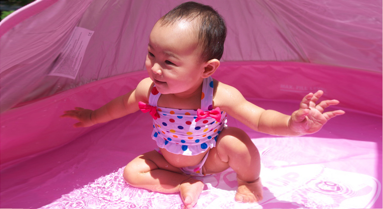 赤ちゃんの始めての水遊びを楽しく！